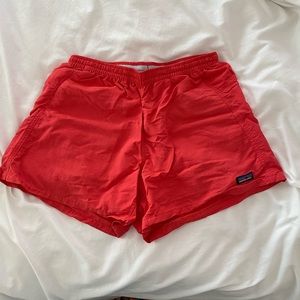 Patagonia baggies - bright pink/red